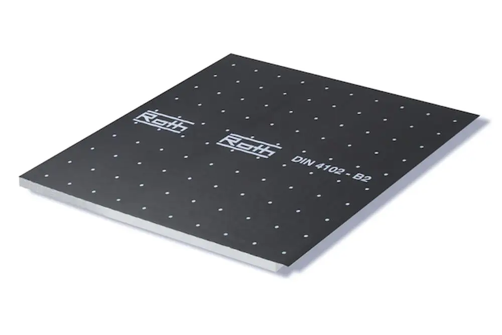 Schwarze Verbundplatte mit weißen Punkten, beschriftet mit "Roth" und "DIN 4102 - B2". Flache, quadratische Form ohne erkennbare Maße oder spezielle Merkmale.